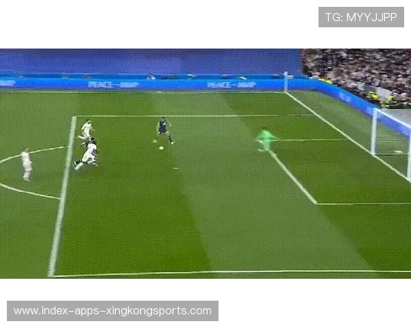 姆巴佩连续假动作后低平传中，法国前场配合到位